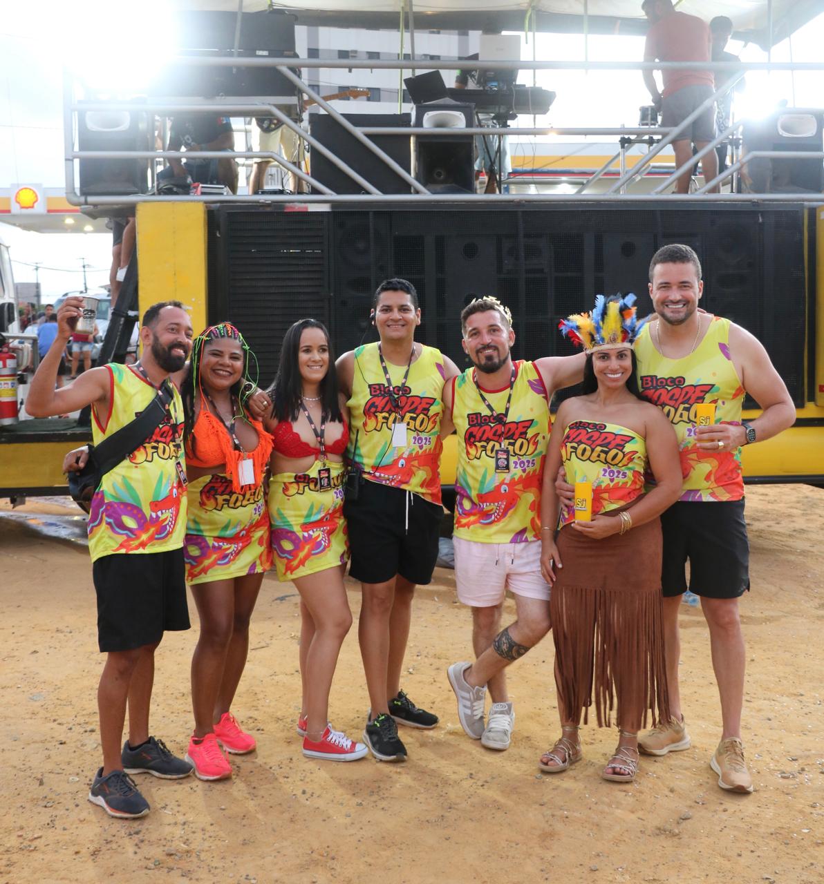 Bloco @cospefogo.oficial agita pré-carnaval no bairro de São Jorge.