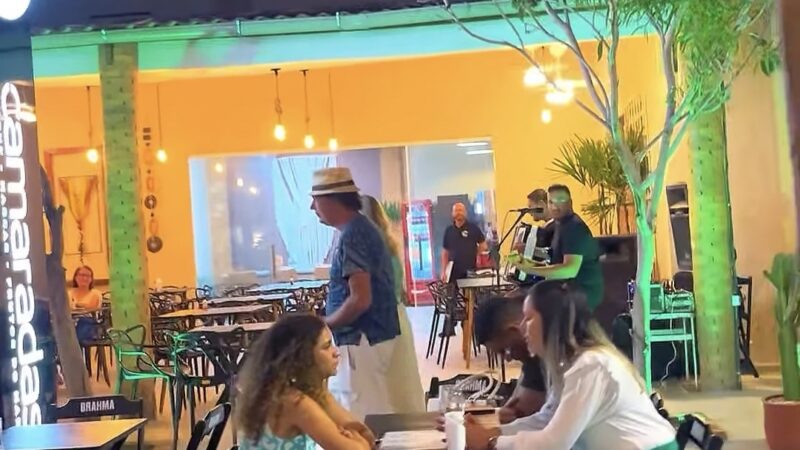 Novo local na praia do Francês reúne boa comida com música de qualidade