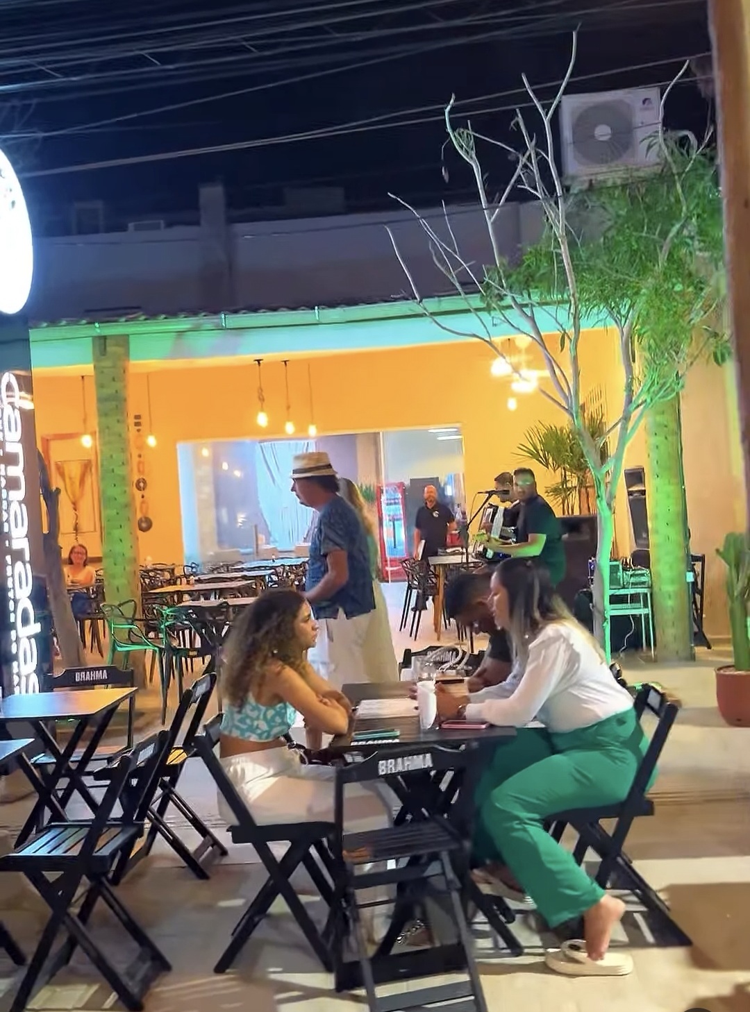 Novo local na praia do Francês reúne boa comida com música de qualidade